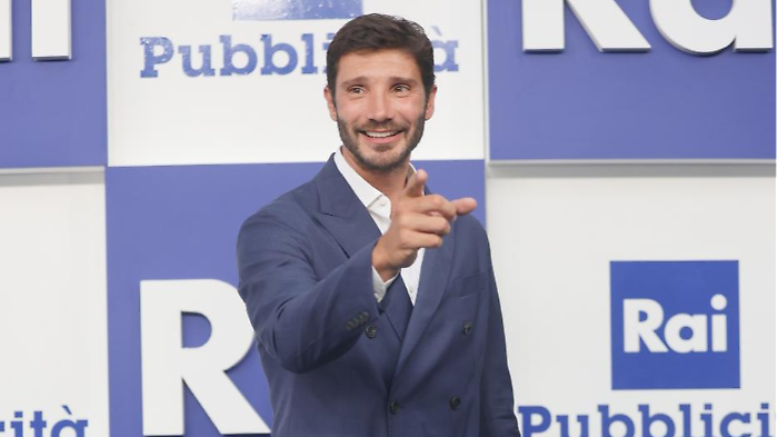 Stefano De Martino, dal bar di papà e nonno alla diretta della Lotteria Italia con Affari Tuoi: la scalata in tv del conduttore sex symbol