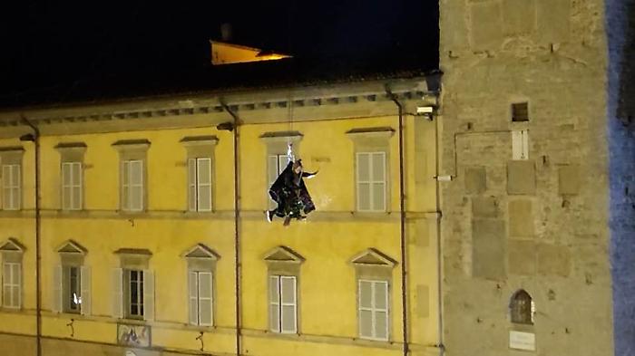 Una Befana acrobata vola a 40 metri di altezza e incanta grandi e piccoli 
