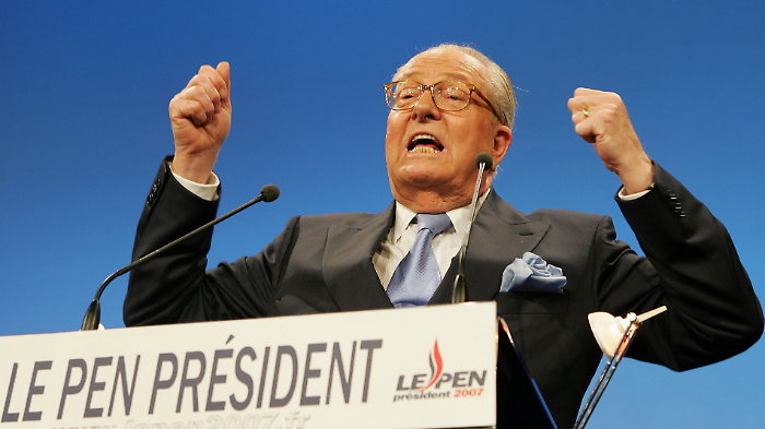 Morto Jean-Marie Le Pen, chi era il padre di Marine: la carriera politica, la fondazione del Front National, le dichiarazioni antisemite 