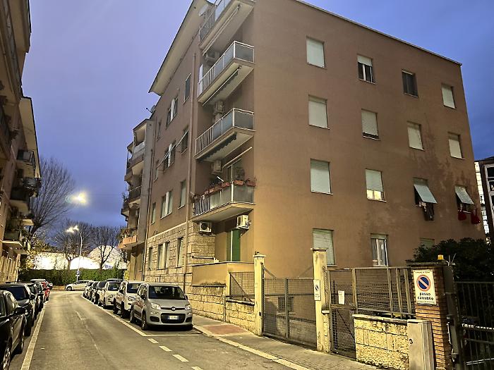 Terni, insegnante in pensione accoltellata: la procura apre fascicolo contro ignoti per rapina aggravata e lesioni con sfregio del viso