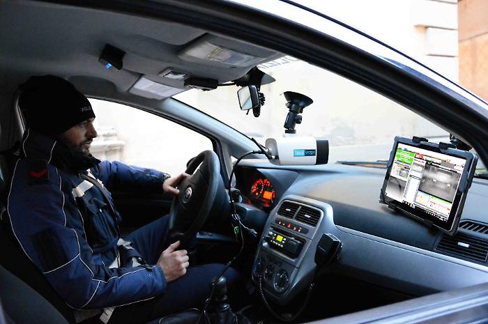 Città di Castello, rubano lampeggiante blu dall'auto della Protezione civile nella notte di Capodanno. Due denunce