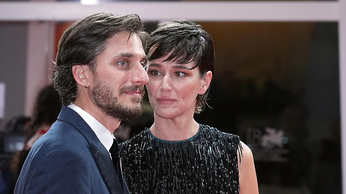 Luca Marinelli, chi è la fidanzata Alissa Jung: dal primo incontro sul set alla vita lontana dall'Italia