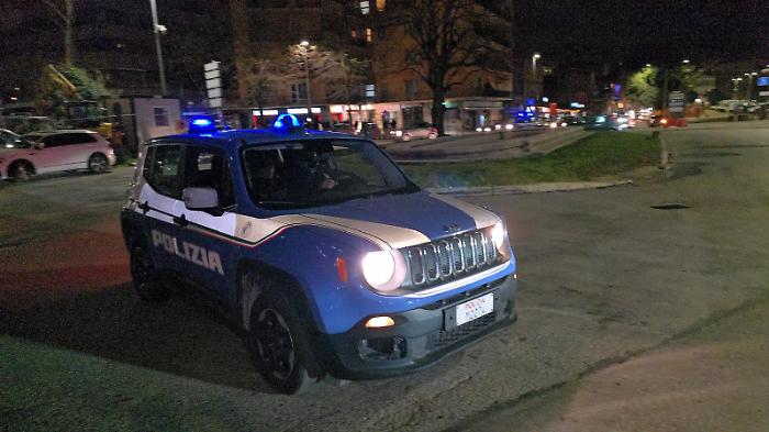 Perugia, rapinato a Fontivegge con una pistola puntata al petto: sottratto il bancomat usato per svuotare un distributore di sigarette