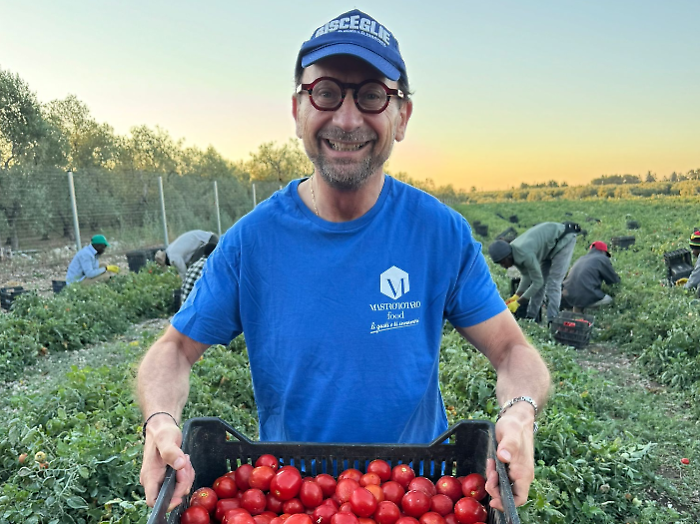 Mauro Mastrototaro, chi è il boss in incognito: presidente di Mastrototaro Food. Azienda da 5 milioni di fatturato che lavora 900 mila chili di ortaggi all'anno. La storia