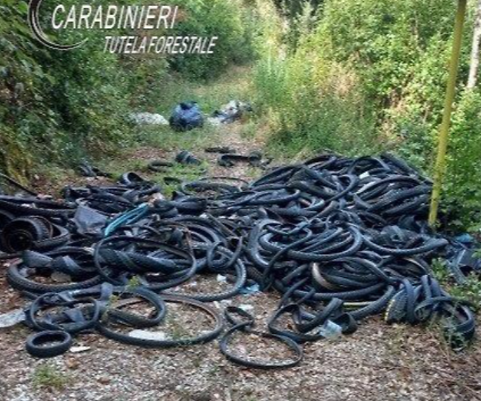 Terni, pneumatici e camere d'aria di bici, eternit e documenti cartacei abbandonati tra Piediluco, Maratta, Villalago e Larviano