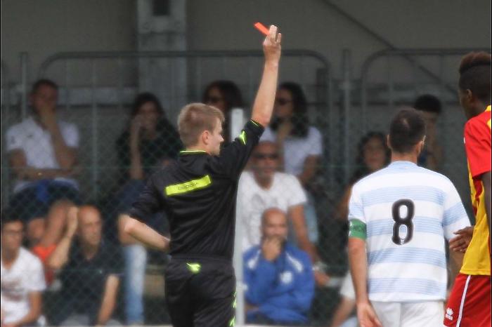 Calci alla nuca e pugni in faccia agli avversari: maxi squalifica al giocatore