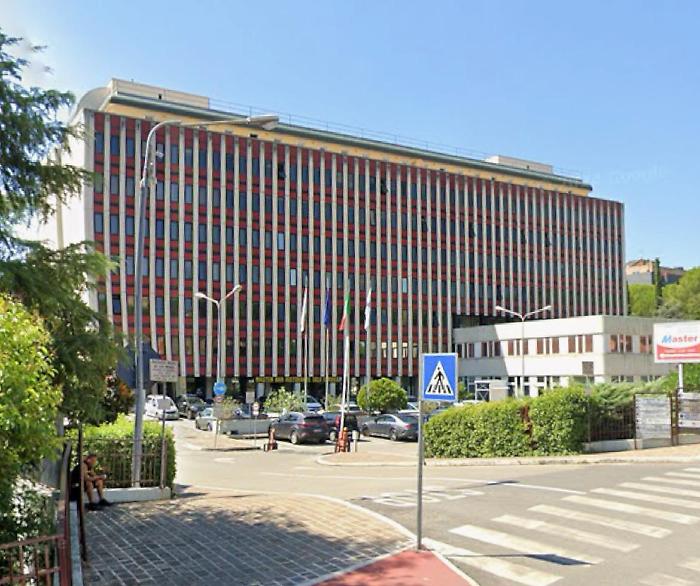 Pacco sospetto nel tribunale dei minori: evacuato l'edificio. Artificieri sul posto