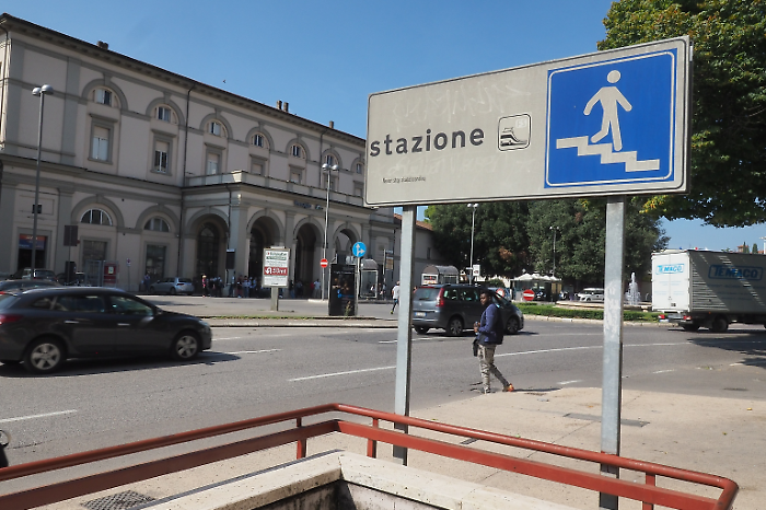 Lavori alla stazione di Fontivegge a Perugia: arrivano le strisce pedonali all'altezza del sottopassaggio