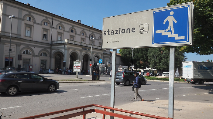 Furto con strappo a un'anziana nel sottopassaggio di Fontivegge: denunciato 64enne