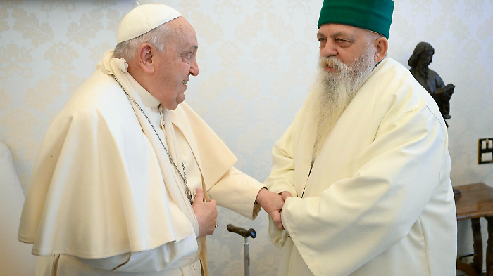 Papa Francesco caduto nella residenza di Santa Marta, la nota della Santa Sede: "Contusione all'avambraccio destro"