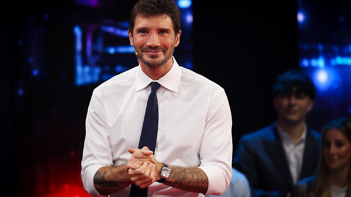 Stefano De Martino ospite stasera in tv da Maria De Filippi a C'è posta per te su Canale 5: "Lei mi ha cambiato totalmente la vita"