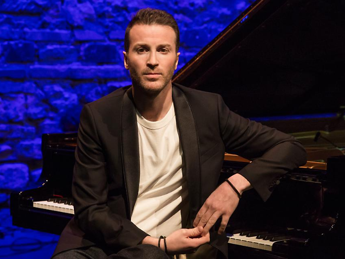 La fuga da una setta del genio del pianoforte che ha composto la musica epica della pubblicità di Poste Italiane
