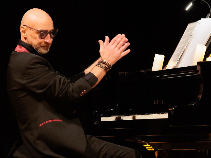 Viaggio sensoriale tra note e candele: il concerto Oltreluce2.0 di Luca Giuliani incanta il teatro Torti di Bevagna