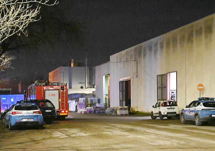Schiacciato da un rullo durante la manutenzione, così è morto l'operaio 33enne