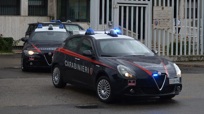 Gemelli aggrediti al bar a calci e pugni: cercavano di riportare la calma nel locale. Arrestato un 23enne 