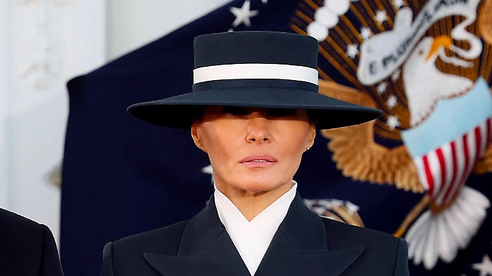 Melania Trump e il cappello protagonisti della cerimonia di insediamento di Donald Trump a Washington: moda o strategia?