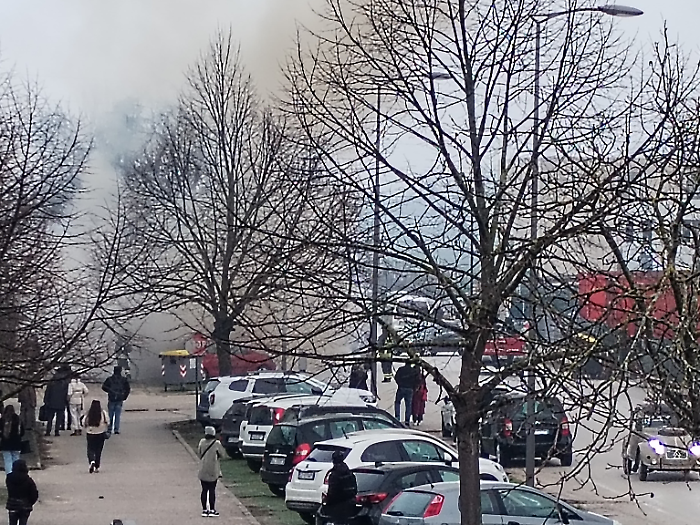 Diverse auto in fiamme nella zona artigianale, vigili del fuoco sul posto