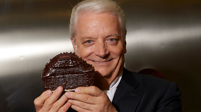 Il re della pasticceria italiana torna a Masterchef: la lunga carriera e i dolci più iconici di Iginio Massari 
