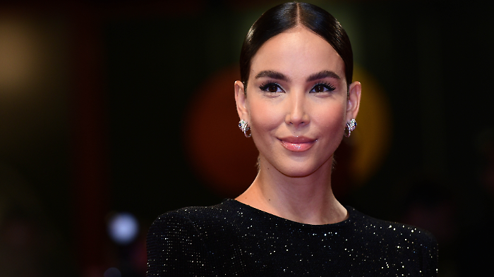 Paola di Benedetto festeggia i suoi 30 anni a Verissimo, chi è: la carriera tra tv e radio, il flirt con Rkomi e l'amore per Raoul Bellanova