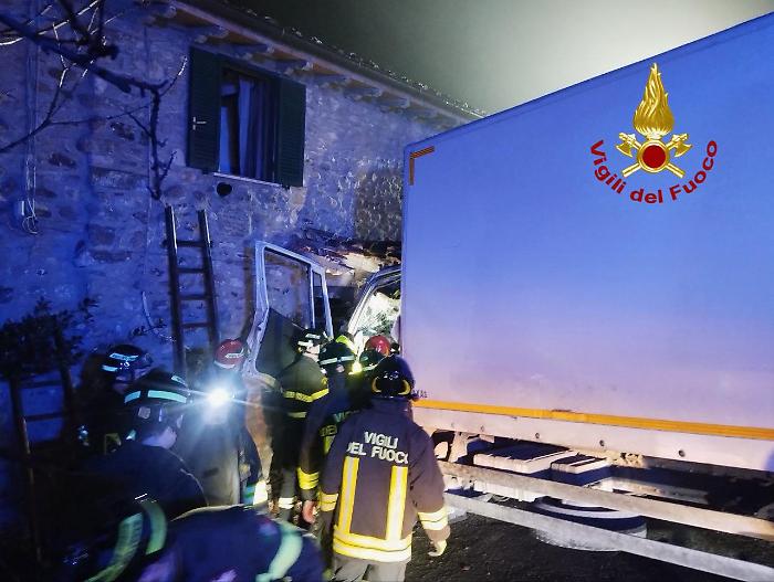 Camion esce fuori strada e si schianta contro una casa lungo la Pievaiola a Piegaro: a dare l'allarme i residenti bloccati nell'abitazione 