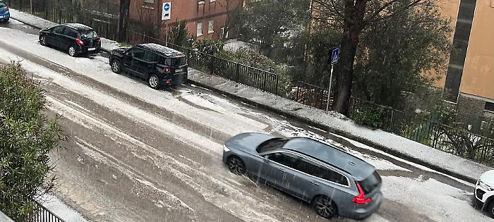 Violenta grandinata ricopre di bianco Perugia. Intenso nubifragio tra lampi e tuoni: le previsioni del tempo