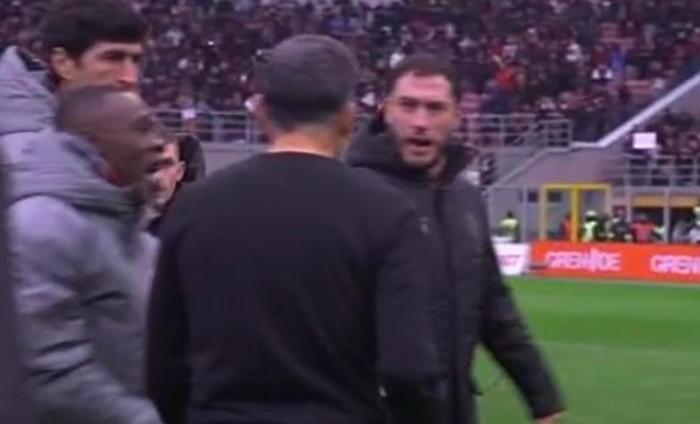 Lite furiosa tra Coinceçao e Calabria. Il mister e il capitano del Milan quasi alle mani e divisi dai compagni: il video 