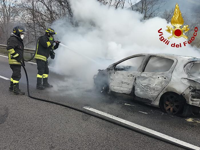 Terni, due vetture in fiamme nel giro di poche ore: un'auto francese sulla E45 e una Jaguar a Villa Palma