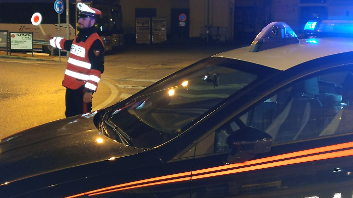 Rubano un'auto e provocano un incidente: denunciati due giovani