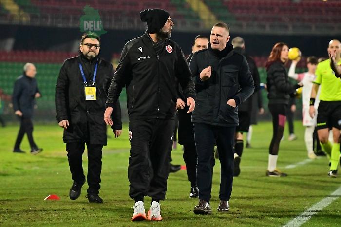 Abate-Stellone, la lite e il chiarimento. Scintille durante Ternana-Vis Pesaro
