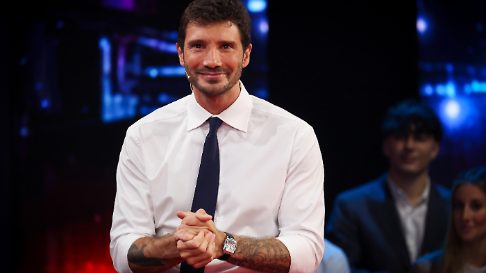 Stefano de Martino torna su Rai 2 con Stasera tutto è possibile: tutti gli amori, veri o presunti, del ballerino e conduttore napoletano