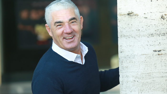 Biagio Izzo nel cast di Stasera tutto può succedere, chi è: dagli esordi al successo nazionale, tra cinema, televisione e controversie giudiziarie