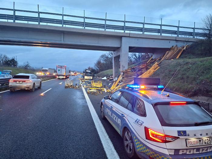 Caos in A1, mezzo pesante contro il cavalcavia perde il carico di materiale edile: invase le due carreggiate