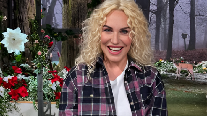 Antonella Clerici in tv su Rai 1 a E' sempre Mezzogiorno non resiste ai piatti degli chef e pensa a Sanremo: "Meglio con un chilo in più, ma felice"