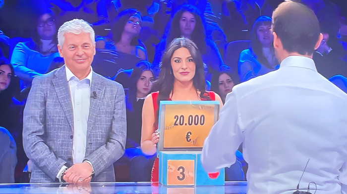 Affari Tuoi stasera in tv su Rai 1, gioca Erica dall'Abruzzo con papà Fabio e vice 20mila euro con il pacco numero 3: ecco come è andata la partita