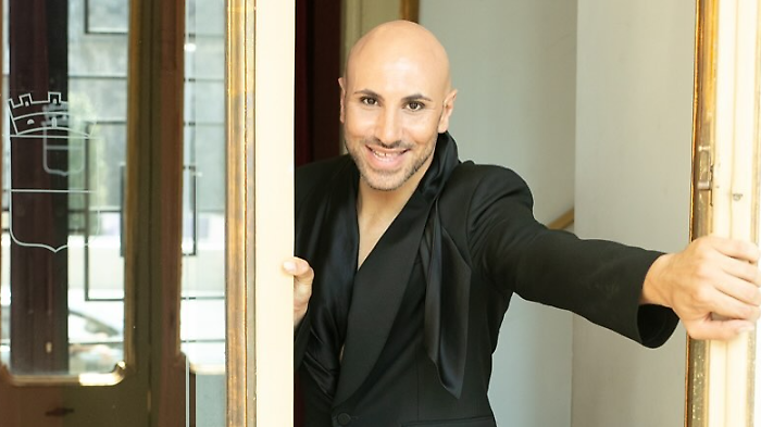 Vincenzo de Lucia è uno dei protagonisti di Stasera tutto è possibile su Rai 1, chi è: la carriera tra televisione e teatro e le imitazioni più celebri