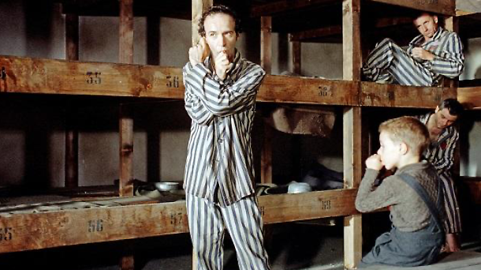La vita è bella stasera in tv martedì 28 gennaio su Canale 5: il film premio Oscar di Roberto Benigni