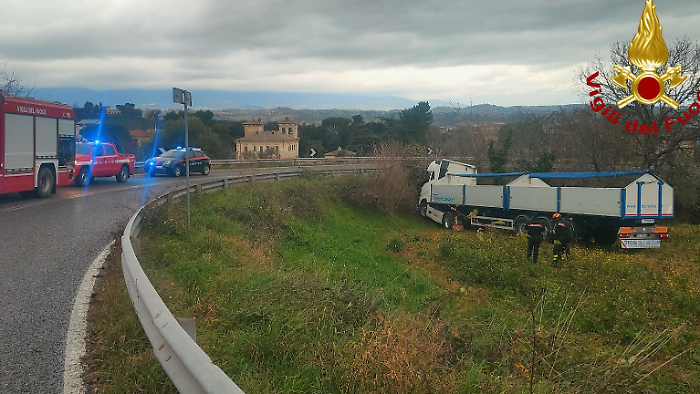 Finisce fuori strada con il camion, muore autotrasportatore 
