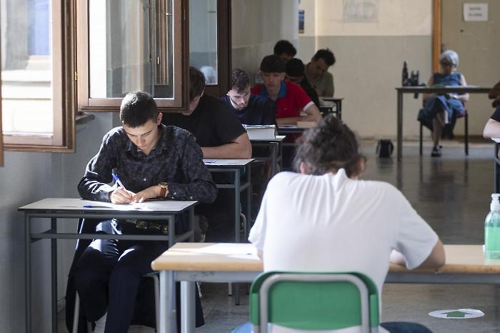 Maturità 2025, seconda prova di latino al classico e matematica allo scientifico. Il ministro Valditara: "Conterà anche la condotta"