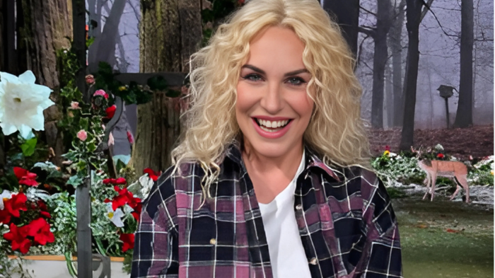 Antonella Clerici in tv con E' sempre mezzogiorno giovedì 30 gennaio su Rai 1. La conduttrice: "Un regalo riciclato? Un paio di ciabatte di un hotel"