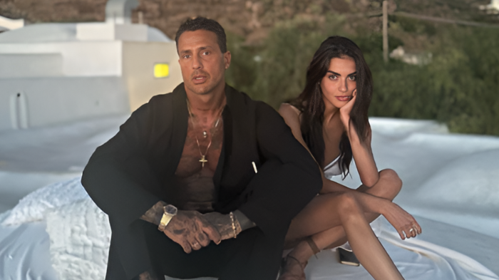 Fabrizio Corona rompe il silenzio sulla storia d'amore tra Chiara Ferragni e Fedez, ma cosa sappiamo della sua? Ecco chi è la sua fidanzata di 24 anni