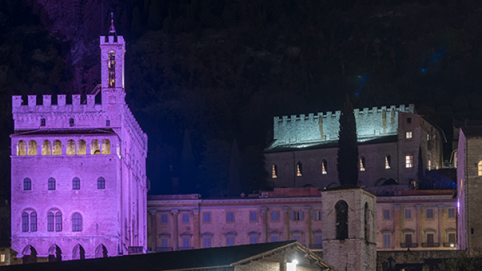 L'Italia si colora di rosa per il Giro: anche il Palazzo dei Consoli di Gubbio tra i simboli dell'evento. Le foto
