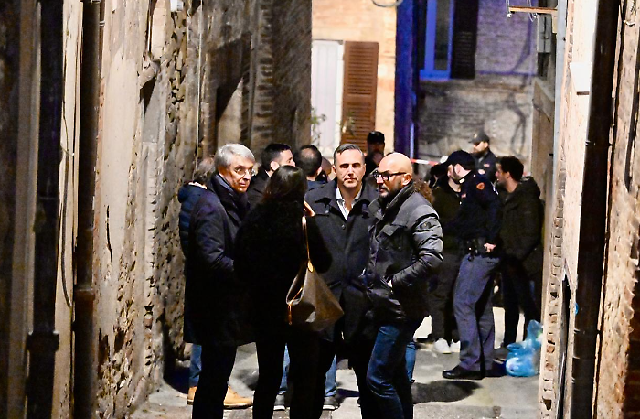 Nella casa in cui Andrea è morto  è stata trovata  una carta di credito intestata a un altro uomo 