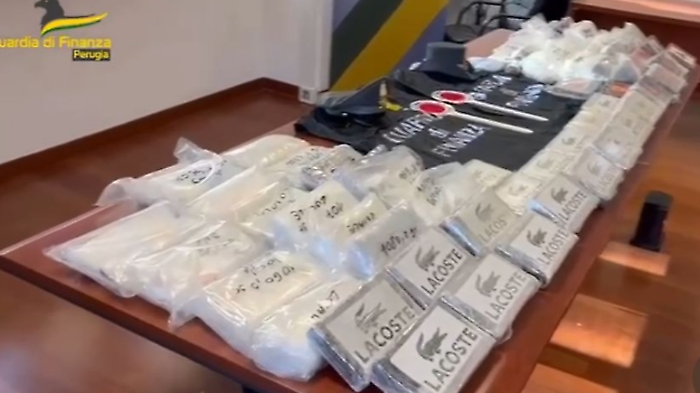 Resta in cella il ristoratore che nascondeva 65 chili di cocaina, ma è caccia ai complici