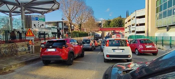 Perugia, il cantiere Brt arrivato in via Sicilia: traffico nel caos a Fontivegge. Anche più di 30 minuti per fare il tratto tra Case Bruciate e via Sicilia