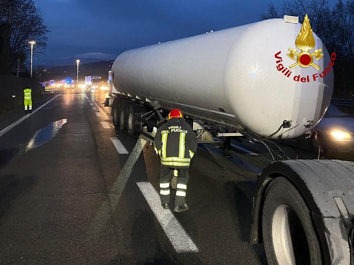 Cisterna di Gpl da 40 mila litri si sgancia dal rimorchio sulla Orte-Terni. Chiusa la corsia