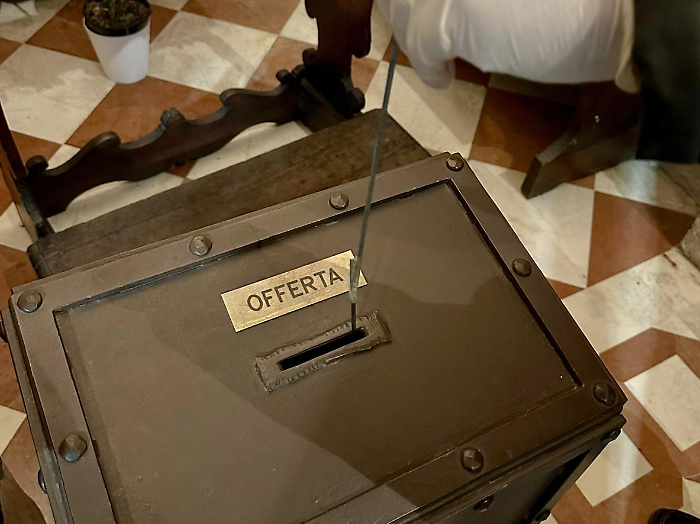 Ruba i soldi dalla cassetta delle offerte della tomba del beato Carlo Acutis. Denunciato un 53enne