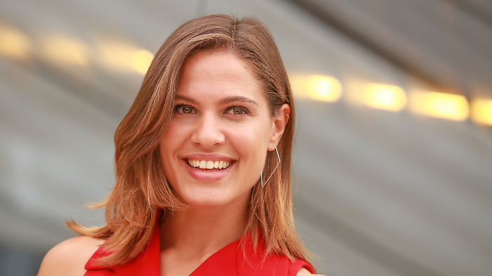 Giulia Vecchio, ospite a Stasera tutto è possibile da Stefano De Martino su Rai 2, martedì 4 febbraio: dal successo con Il Paradiso delle Signore all'amore