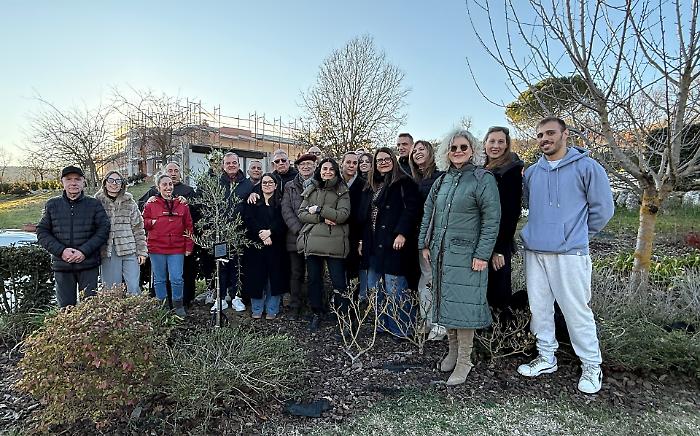 Alla Comunità Incontro piantato l'olivo in ricordo di don Pierino. Accanto all'albero una targa con un messaggio