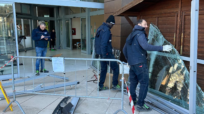 Assalto al Quasar di Corciano: i ladri sfondano la vetrina con una jeep e rubano in gioielleria
