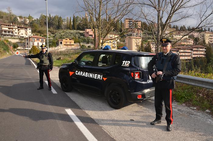 Terni, contrasto allo spaccio di sostanze stupefacenti nei boschi di Piediluco e Marmore: 10 persone segnalate dai carabinieri, 4 patenti ritirate e 13 grammi di droga sequestrati